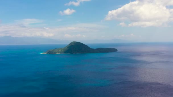 Θαλάσσιο Τοπίο Πράσινο Νησί Νήσος Ατουλάν Camarines Sur Φιλιππίνες Γαλάζια — Αρχείο Βίντεο