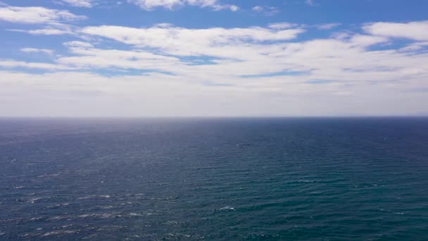 雲と青い海と空 ドローンからの眺め 夏と旅行の休暇のコンセプト 海への飛行 — ストック動画