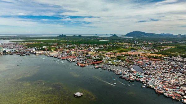 Drone Aéreo Casas Palafitas Tradicionais Pessoas Pobres Cidade Semporna Bornéu — Fotografia de Stock