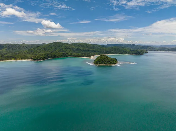 Tropik bölgelerde kristal berrak su bulunan tropikal plajın en üst görüntüsü. Sabah, Borneo, Malezya.