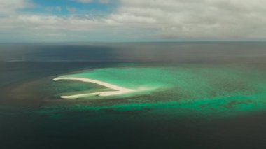 Turkuaz mercan suyunda kumlu bar ve kumlu kumlu kumlu bir ada, hava aracı. Sandbar Atoll 'da. Tropik ada ve mercan resifi. Yaz ve seyahat tatili konsepti, Camiguin, Filipinler.
