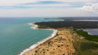 Sri Lanka sahili, konut binaları ve plajları var..