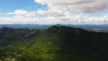 Sri Lanka 'da yeşil ormanlı bir dağ sırası.