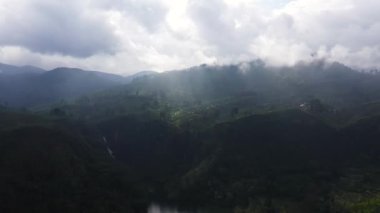 Dağların arasında çay evi olan tropik bir manzara. Çay tarlaları.