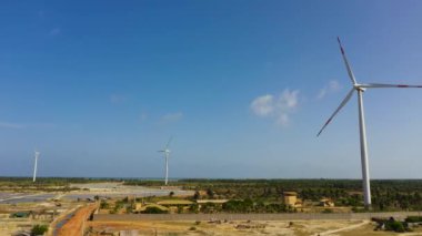 Rüzgar türbinleri temiz sürdürülebilir enerji üretiyor, temiz enerji geleceği. Rüzgar santrali. Kalpitiya, Sri Lanka.