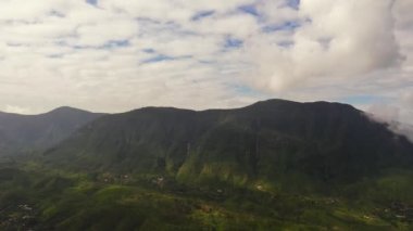 Sri Lanka 'nın dağlık bir bölgesinde yağmur ormanları ve tarım arazisi olan dağlar.