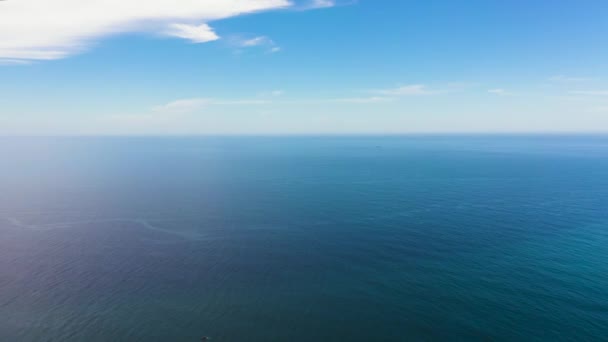 Αεροφωτογραφία Της Γαλάζιας Θάλασσας Κύματα Και Ουρανό Σύννεφα Ουράνιο Τόξο — Αρχείο Βίντεο