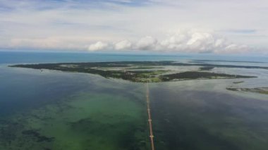 Sri Lanka 'nın kuzeyindeki bir yola bağlı adaların havadan görüntüsü. Jaffna.