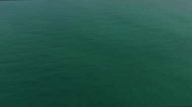 Mavi gökyüzünün deniz üzerindeki bulutları. Doğa bileşimi.