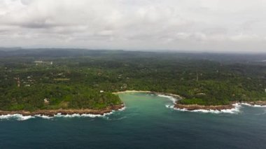Körfezdeki deniz manzarası, sörf yapılabilecek bir yer. Hiriketiya Sahili, Sri Lanka.