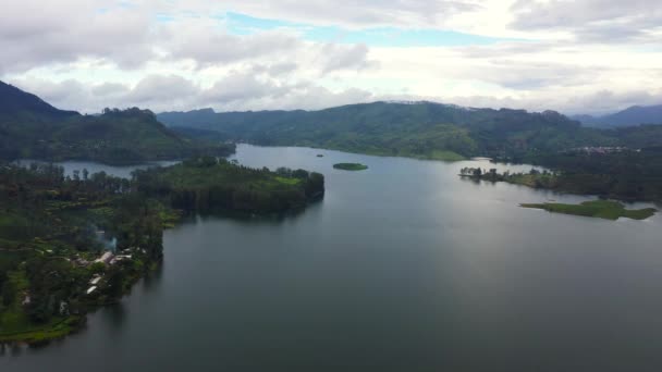 Vue Sur Lac Dans Les Montagnes Parmi Les Plantations Thé — Video