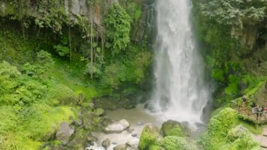 Ormanlarda ağır çekimde tropik bir şelale. Sikulikap Şelalesi bir dağ geçidinde. Sumatra, Endonezya.