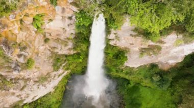 Yeşil ormandaki şelalenin havadan görünüşü. Sipiso Piso Şelalesi ağır çekimde. Sumatra, Endonezya.