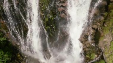 Ormanlarda ağır çekimde tropik bir şelale. Efrata Şelalesi. Sumatra. Samosir, Endonezya.