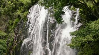 Yağmur ormanlarındaki şelale yavaş çekimde. Efrata Şelalesi. Sumatra, Endonezya.