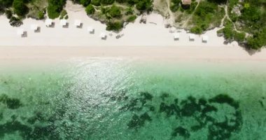 Plajlı ve turkuaz suyu olan tropik bir manzara. Bantay Adası, Filipinler.