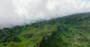 Dağlar ve bulutlar ve sis arasında yeşil tepeler. Osmena Tepesi. Dağ manzarası. Cebu Filipinleri.