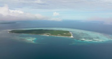 Mavi denizde mercan resifi ve plajı olan tropikal adanın en üst görüntüsü. Balabac, Palawan. Filipinler.