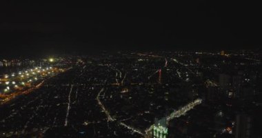 Manila şehrinin gece manzarası. Arka plandaki gökdelenler ve iş bölgeleri.