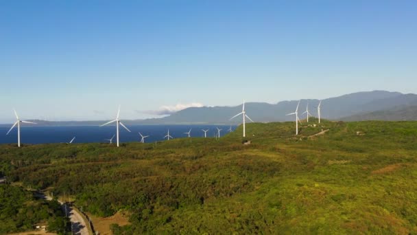 Deniz Kıyısında Rüzgar Türbinleri Olan Rüzgâr Çiftliği Nin Üst Manzarası — Stok video