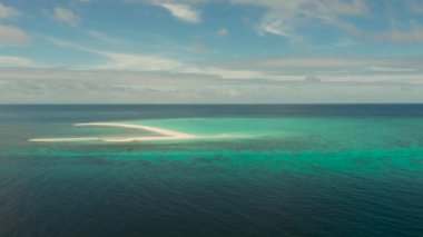 Turkuaz mercan suyunda kumlu bar ve kumlu kumlu kumlu bir ada, hava aracı. Sandbar Atoll 'da. Tropik ada ve mercan resifi. Yaz ve seyahat tatili konsepti, Camiguin, Filipinler.