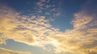 Güzel bir gökyüzü olan deniz manzarası. Şafakta deniz. Panoramik dramatik gün doğumu, gökyüzü ve tropikal deniz. Güneş ışınlarıyla aydınlatılan bulutlar. Yaz ve seyahat tatil konsepti.