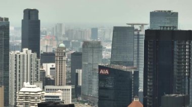 Endonezya 'nın başkentindeki Jakarta iş bölgesinin birçok modern gökdelenli havadan görünüşü. Endonezya.