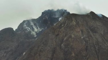 Patlamadan sonra Sinabung volkanı ve yamaçlarının hava aracı. Sumatra, Endonezya.