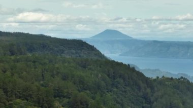 Samosir Adası ve Toba Gölü 'ndeki çiftlik arazisi. Sumatra, Endonezya.