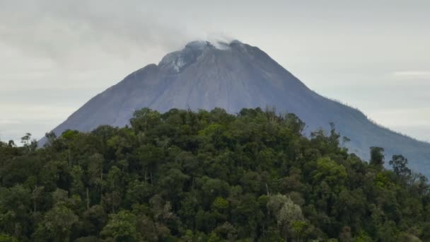 연기와 밀림으로 뒤덮인 화산을 공중에서 수있었다 인도네시아 수마트라 — 비디오