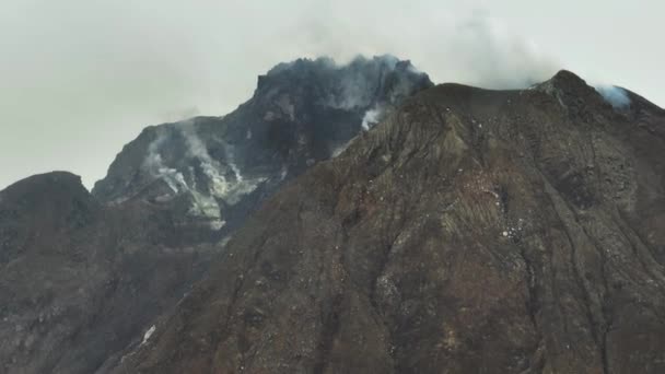 Dron Aéreo Del Volcán Sinabung Pendientes Después Erupción Sumatra Indonesia — Vídeo de stock