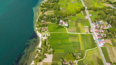 Samosir Adası 'ndaki tarım arazisinin insansız hava aracı. Sumatra. Endonezya.