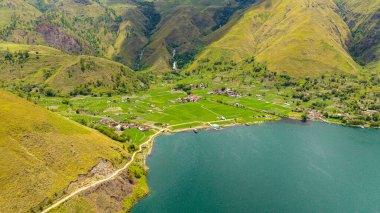 Toba Gölü 'ndeki bir dağ vadisindeki tarım arazisinin havadan görünüşü. Sumatra, Endonezya.