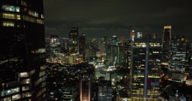 Jakarta 'nın gökdelenli havadan görünüşü ve gecenin aydınlığı..