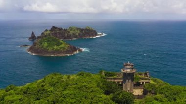 Mavi okyanusun arka planında deniz feneri ve tropikal adaların havadan görünüşü. Engano Burnu. Palaui Adası. Santa Ana Filipinleri.