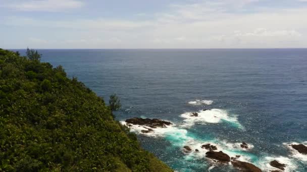 Ακτή Του Νησιού Και Θάλασσα Ενάντια Στον Γαλάζιο Ουρανό Santa — Αρχείο Βίντεο