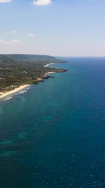 Tropikal kumlu ve mavi okyanuslu Seascape 'nin hava aracı. Filipinler.