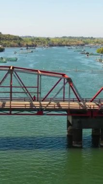 Anda Çelik Köprüsü, Anda adasıyla Luzon adasını birbirine bağlıyor. Filipinler.