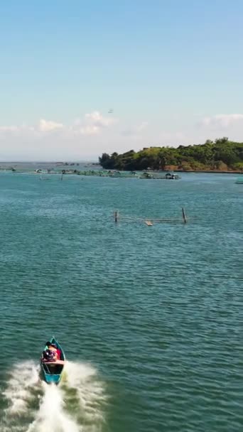 Motorbåt Med Fiskare Bland Fiskodling Filippinerna — Stockvideo
