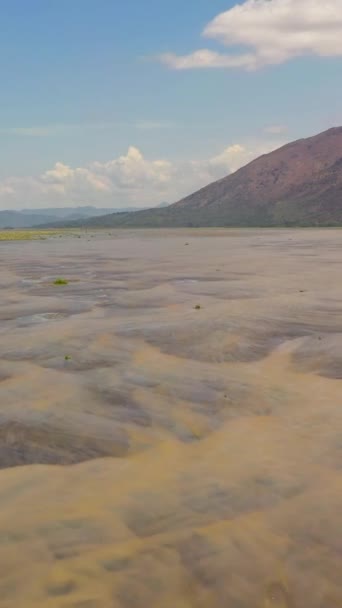 Blick Von Oben Auf Den Flachen Fluss Der Trockenzeit Einem — Stockvideo