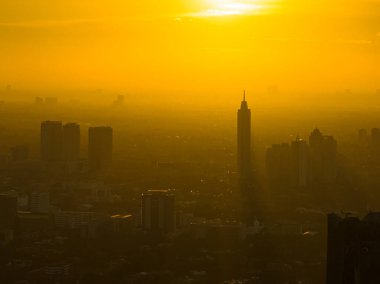 Günbatımında modern binalarla dolu bir Jakarta. Şehir manzarası. Endonezya.