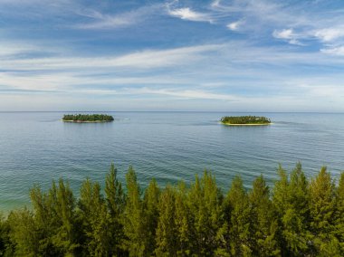 Kumlu plajı ve mavi denizi olan tropik adalar. Pulau Dua. Sumatra, Endonezya.