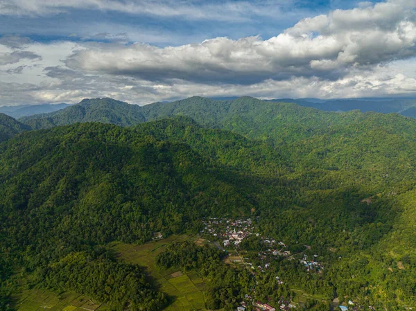山脉和山坡上有热带雨林 印度尼西亚苏门答腊 — 图库照片