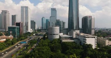 Jakarta 'da otobanı ve gökdelenleri olan şehir manzarası. Endonezya.