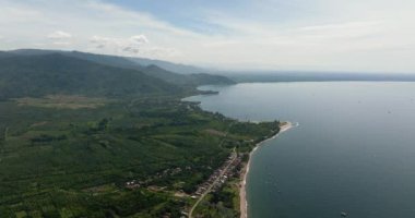 Sumatra sahillerinde tarım arazisi ve petrol palmiyeleri olan bir insansız hava aracı. Endonezya.