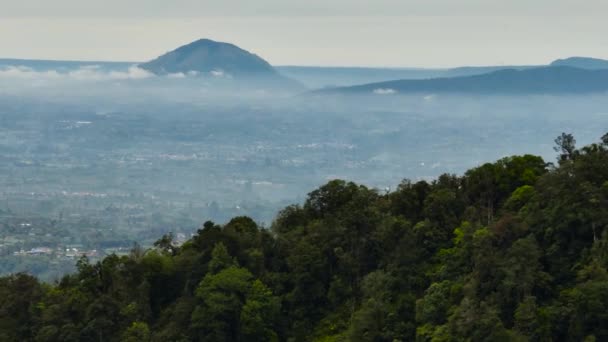 Orman Yağmur Ormanlarıyla Dağların Arasında Kasabanın Hava Aracı Berastagi Sumatra — Stok video