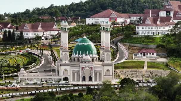 Una Hermosa Mezquita Fondo Las Montañas Masjid Agung Syahrun Nur — Vídeos de Stock