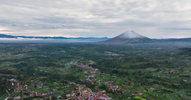 Mount Sinabung Landbouwgrond Bij Zonsondergang Sumatra Indonesië — Stockvideo