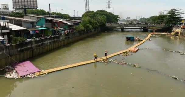 Plovoucí Lovec Odpadků Aby Zastavil Trosky Řece Ciliwung Jakarta Indonésie — Stock video