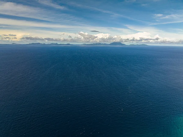Mar Azul Con Isla Cielo Azul Con Nubes Vuelo Sobre — Foto de Stock
